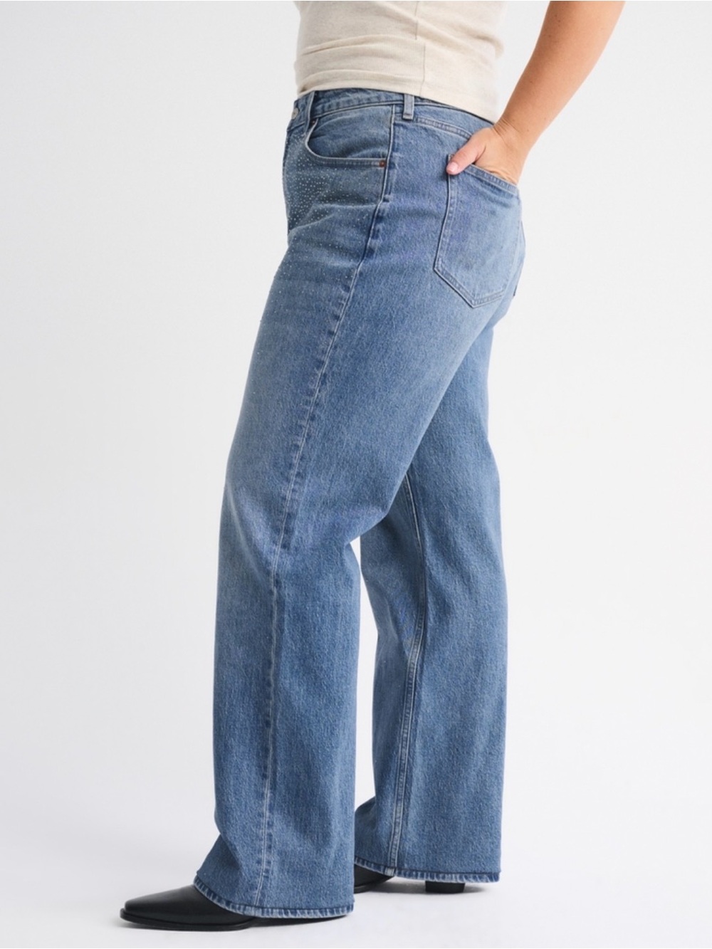 Curve Love High Rise 90s Relaxed
Shiny Embellished Jean - Picture 4 of 9